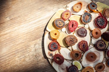 Ahşap bir masa üzerinde taze ağız sulandıran pastila ile ahşap çanak