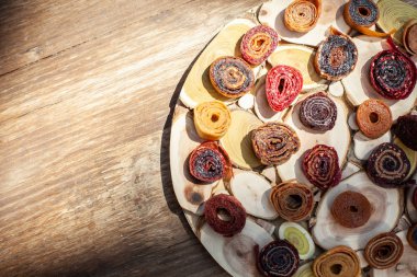 Ahşap bir masa üzerinde taze ağız sulandıran pastila ile ahşap çanak