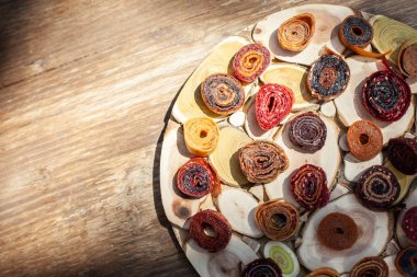 Ahşap bir masa üzerinde taze ağız sulandıran pastila ile ahşap çanak