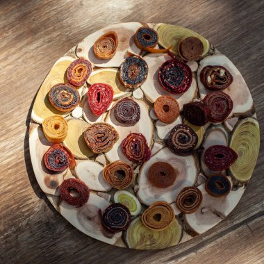 Ahşap bir masa üzerinde taze ağız sulandıran pastila ile ahşap çanak