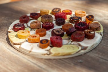 Ahşap bir masa üzerinde taze ağız sulandıran pastila ile ahşap çanak