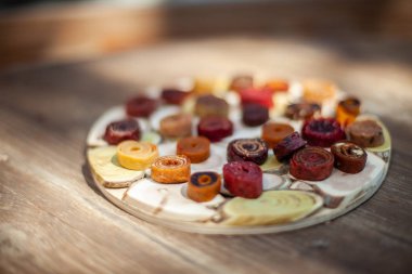 Ahşap bir masa üzerinde taze ağız sulandıran pastila ile ahşap çanak