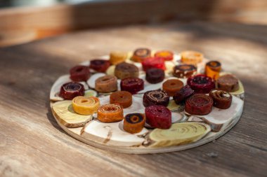 Ahşap bir masa üzerinde taze ağız sulandıran pastila ile ahşap çanak