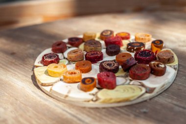 Ahşap bir masa üzerinde taze ağız sulandıran pastila ile ahşap çanak