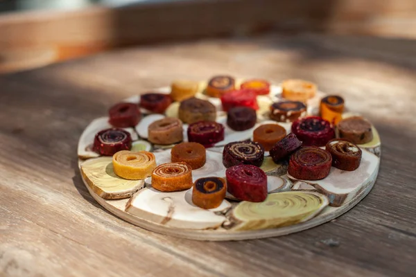 Ahşap bir masa üzerinde taze ağız sulandıran pastila ile ahşap çanak