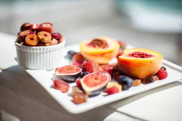 Maträtt Med Frukt Och Pastill Bakgrunden Havsstranden Yummy Lyxigt Stockbild