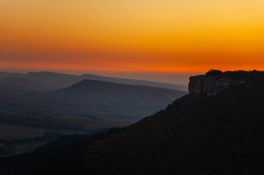 Kırım dağlarında parlak, turuncu gün batımı.