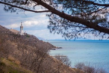Kırım 'ın güney kıyısında. Deniz, sahil, gökyüzü, dağlar.