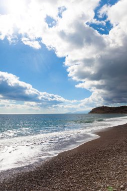 Kırım 'ın güney kıyısında. Deniz, sahil, gökyüzü, dağlar.