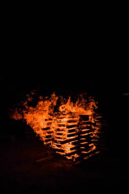 gece kamp ateşi ile büyük alevler