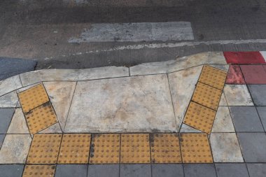 Güvenlik için kör işaretiyle yaya geçidi