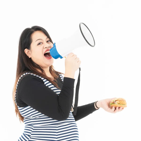 Mulher gorda com um megafone e hambúrguer na mão . — Fotografia de Stock