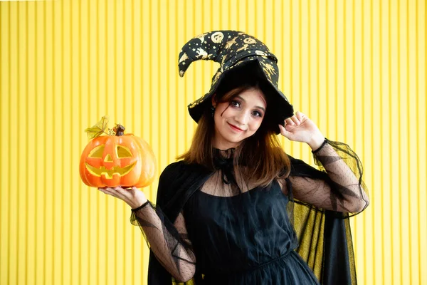 Una mujer vestida de bruja en la fiesta de Halloween . —  Fotos de Stock