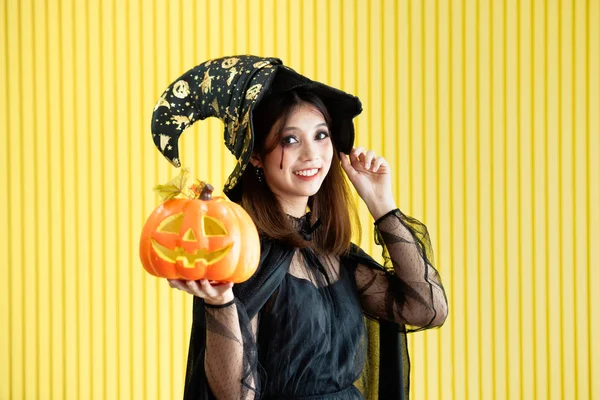 Une femme habillée en sorcière à la fête d'Halloween . — Photo