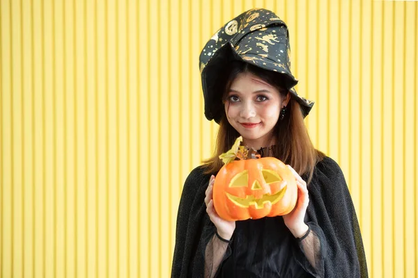 Une femme habillée en sorcière à la fête d'Halloween . — Photo