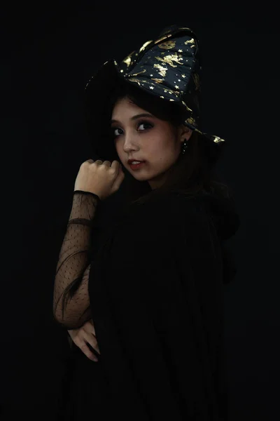 Cadılar Bayramı partisinde cadı gibi giyinmiş bir kadın. — Stok fotoğraf