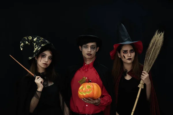 Fantasia como Drácula e bruxa festa de Halloween . — Fotografia de Stock