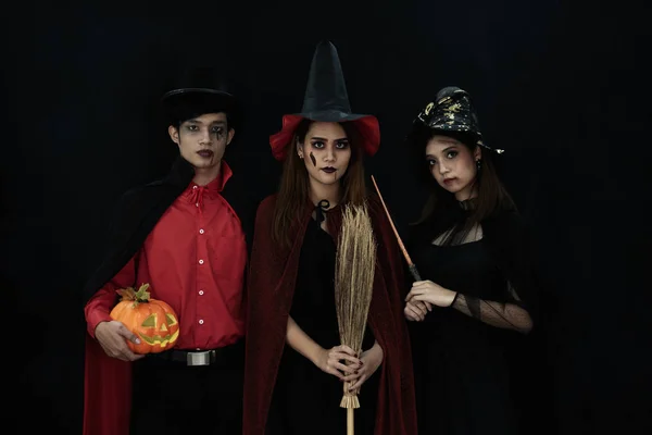 Fantasia como Drácula e bruxa festa de Halloween . — Fotografia de Stock