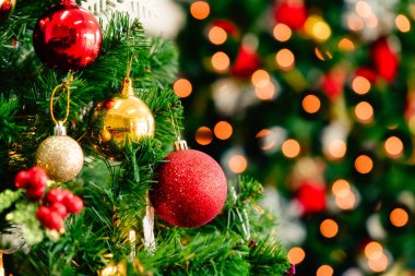 Süslemeleri bokeh ile Noel ağacı bulanık.