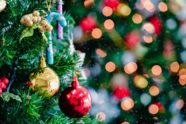 Süslemeleri bokeh ile Noel ağacı bulanık.
