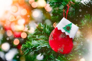 Süslemeleri bokeh ile Noel ağacı bulanık