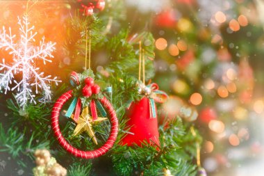 Süslemeleri bokeh ile Noel ağacı bulanık