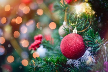 Süslemeleri bokeh ile Noel ağacı bulanık