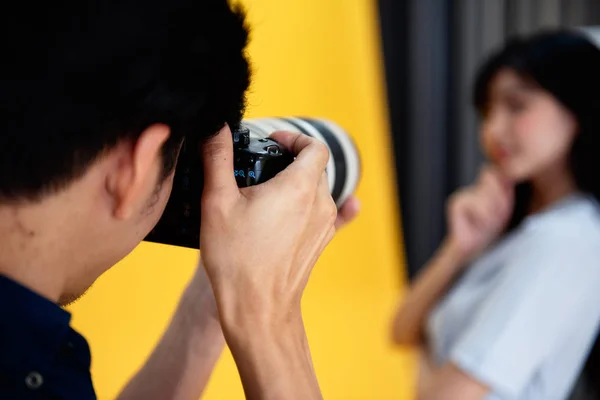 Fotoğrafçılar modellerin resimlerini çekiyor. - Stok İmaj