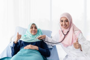 Müslüman doktor stetoskop kullanarak kalp atışı dinlemek.