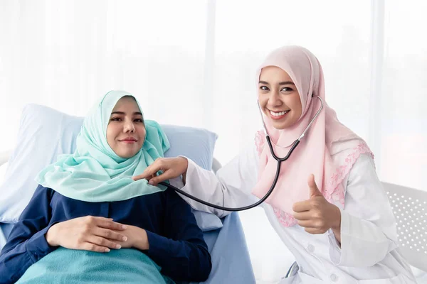 Médico musulmán usando estetoscopio listen Latidos cardíacos . — Foto de Stock