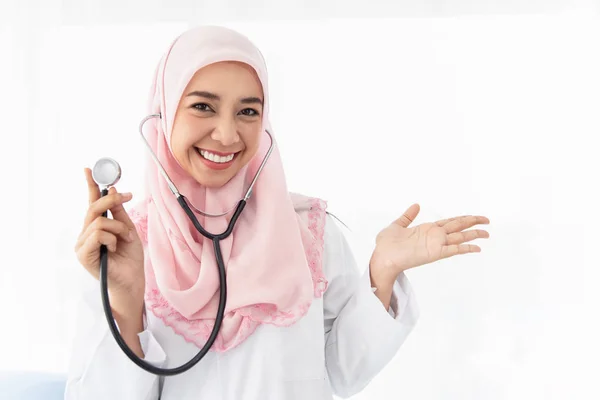 Retrato de una joven médica musulmana . — Foto de Stock