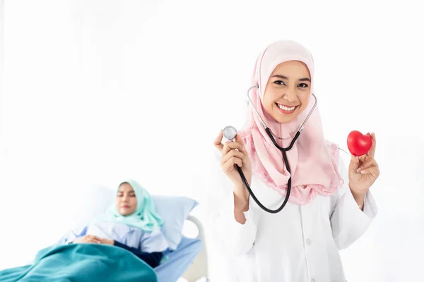 Retrato de mujer musulmana médico muestra corazón rojo . — Foto de Stock