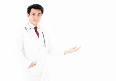 Doktorun boynunda steteskop var..