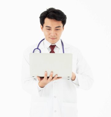 Doktorun boynunda steteskop var..