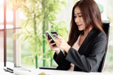 Çalışan kadınlar internet üzerinden kredi kartı satın alıyorlar..