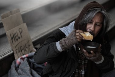 Evsiz, nazik insanlardan yardım bekledi..
