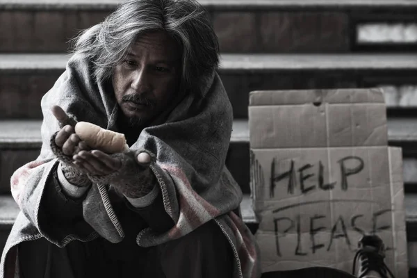 无家可归的人等待善良人民的帮助. — 图库照片