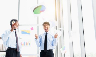 İki işadamı ödülü kazandı ve kağıdı fırlattı..