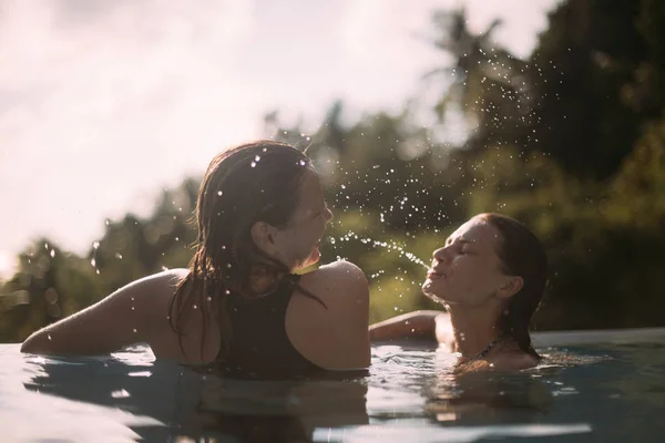 Dos Jóvenes Lesbianas Amanecer Una Piscina Aire Libre Los Trópicos — Foto de Stock