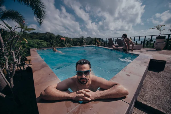 Retrato Joven Guapo Una Piscina Aire Libre Tipo Atractivo Con —  Fotos de Stock