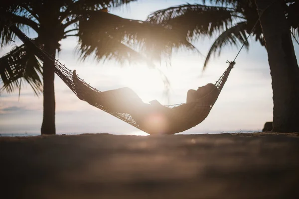 Joven Está Acostado Una Hamaca Atardecer Junto Océano Guapo Chico — Foto de Stock