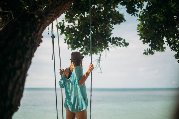 Две юные лесбиянки на рассвете в открытом бассейне в тропиках. Портрет девушки в свете восходящего солнца
. 