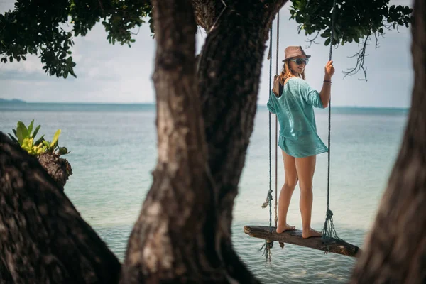 Een Jonge Vrouw Swingend Een Schommel Schaduw Van Een Grote — Stockfoto