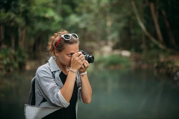 Jeune Fille Photographe Sur Fond Lac Dans Forêt Tropicale — Photo
