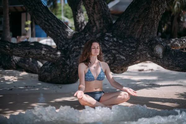 Menina Magro Jovem Sentado Sombra Uma Árvore Nas Ondas Mar — Fotografia de Stock