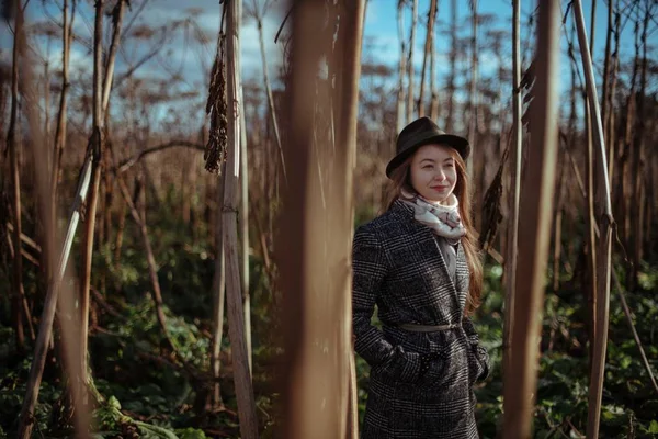 Mooi Meisje Het Hoge Gras Herfst Jonge Vrouw Hoed Vacht — Stockfoto