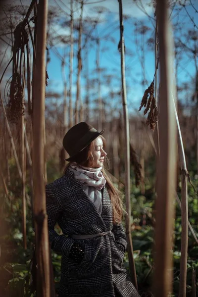 Bella Ragazza Nell Erba Alta Autunno Giovane Donna Cappello Cappotto — Foto Stock