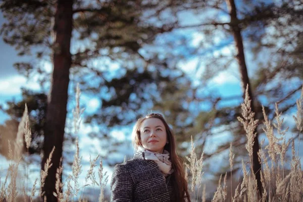 Mooie Jongedame Achtergrond Van Herfst Bos Portret Van Het Meisje — Stockfoto