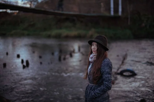 Una Muchacha Está Parada Orilla Del Río Cerca Del Puente —  Fotos de Stock