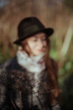 Güneşli bir şapka içinde genç bir kadın portresi. Yakın çekim alanında şapkalı güzel bir kız